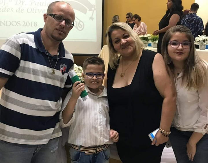 Transtorno autista: o menino Nicolas e sua mãe posam junto com o pai de Nicolas, que está à esquerda, e a irmã adolescente de Nicolas, à direita.