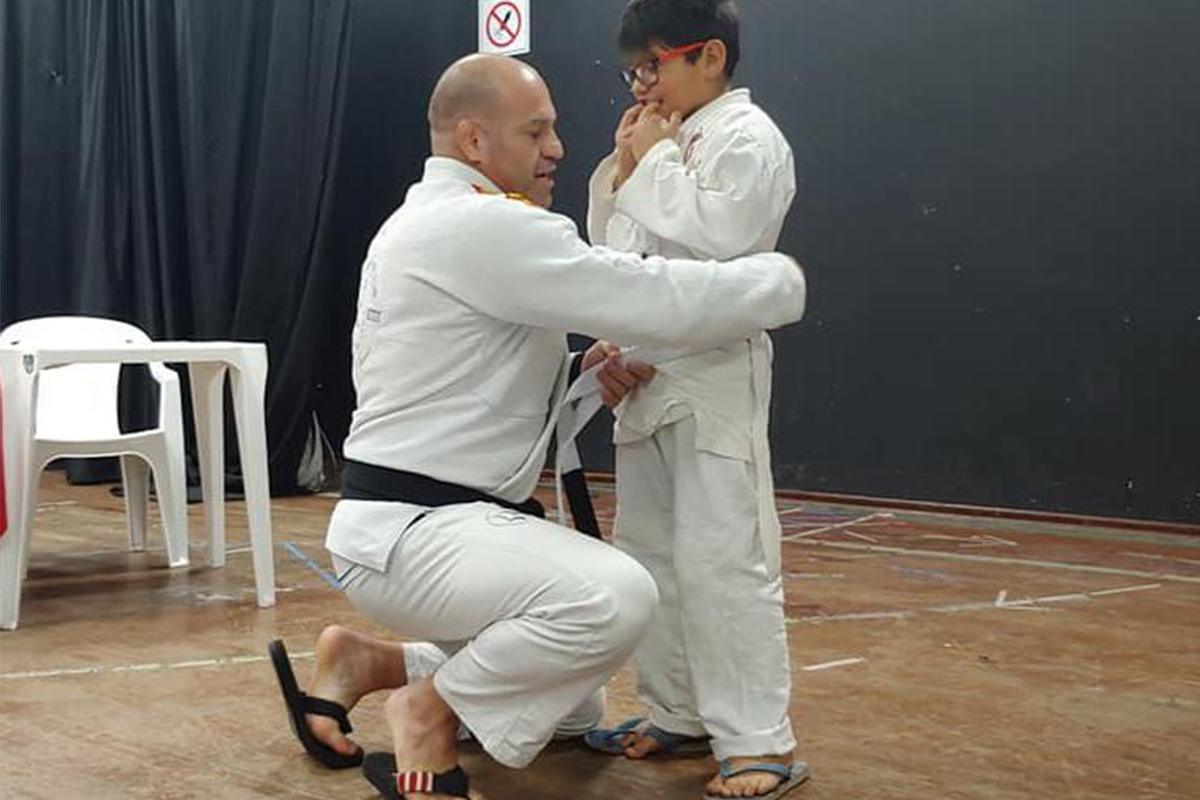 Pedro, um menino com TEA leve fazendo aula de jiu-jitsu