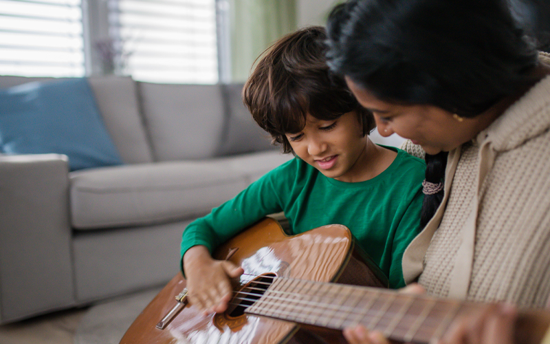 autista tocando violão